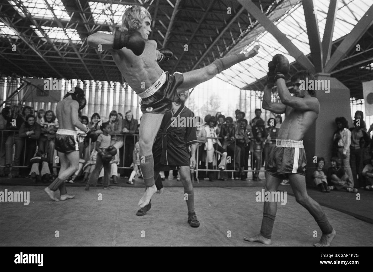 Thai boxing in Amsterdam RAI un attacco di un pugile Data: 25 Luglio 1975 luogo: Amsterdam, Noord-Holland Parole Chiave: Boxing, gioventù, nome dell'istituzione pubblica: Parool, The Foto Stock