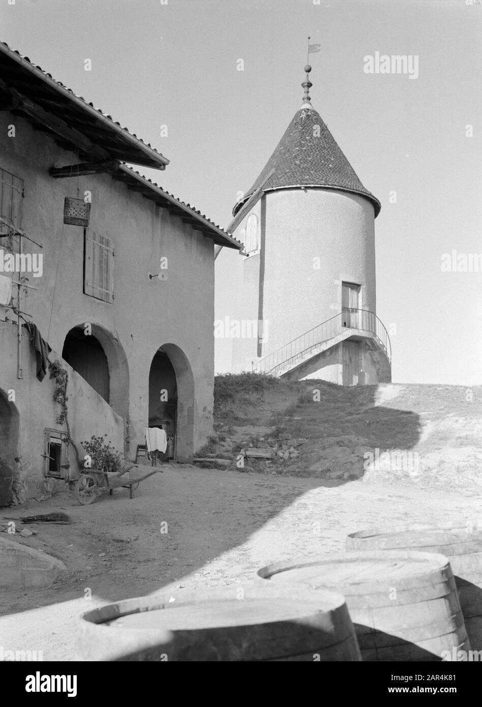 Regione del vino - Beaujolais un mulino a vento 13th-secolo nei vigneti di Moulin à Vent Data: 1935 luogo: Borgogna, Francia Parole Chiave: Mulini Foto Stock