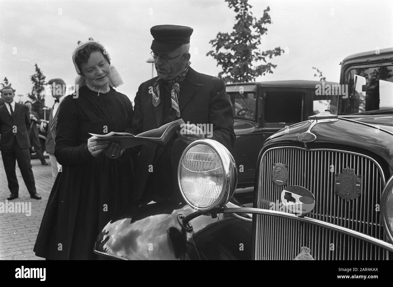 Sei vecchi Fordjes in Svizzera UNA coppia contadina di Lille partecipa anche Data: 4 luglio 1967 Località: Arnhem, Gelderland Parole Chiave: Automobili, costumi, nostalgia, oldtimers Foto Stock