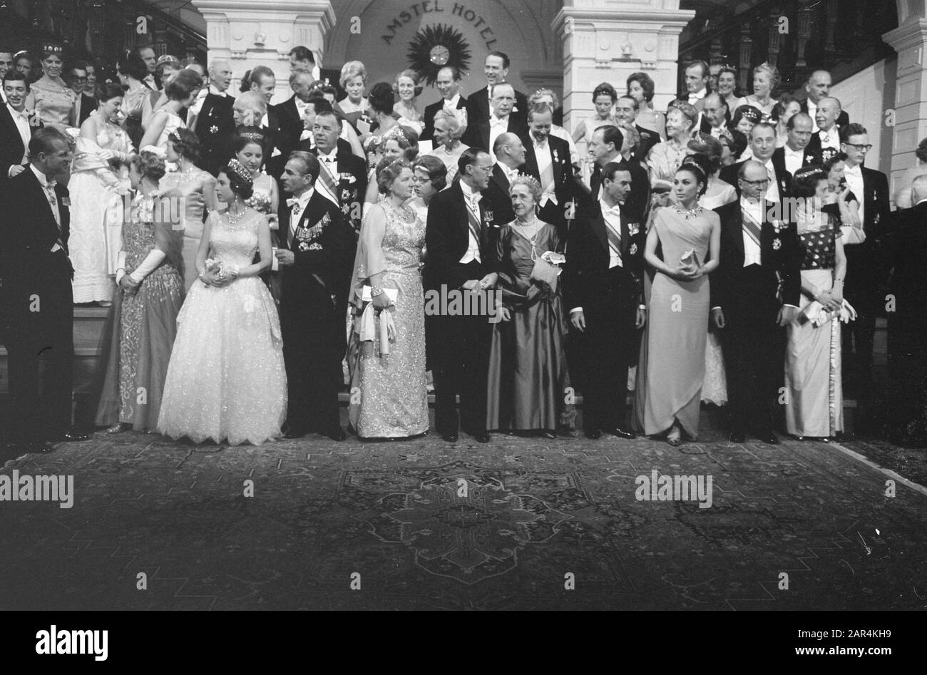 Foto di gruppo dopo cena Data: 1 maggio 1962 Parole Chiave: Cene, foto di gruppo Foto Stock