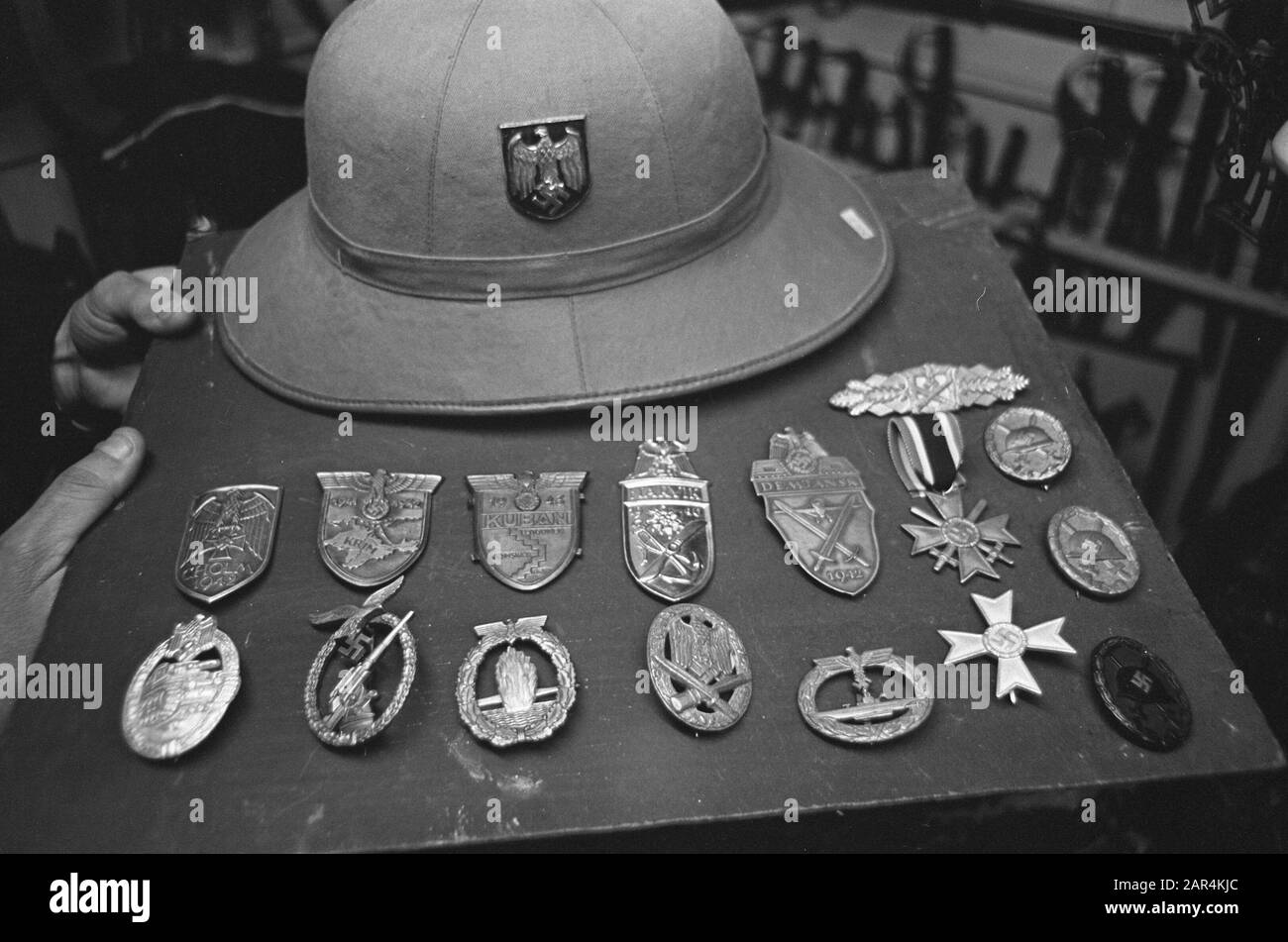 Trade in Nazi premia un casco dal tempo del maresciallo Di Campo Rommel e vari divorzi nazisti Data: 14 novembre 1966 Parole Chiave: Commercio, caschi, nazionalsocialismo, premi Foto Stock