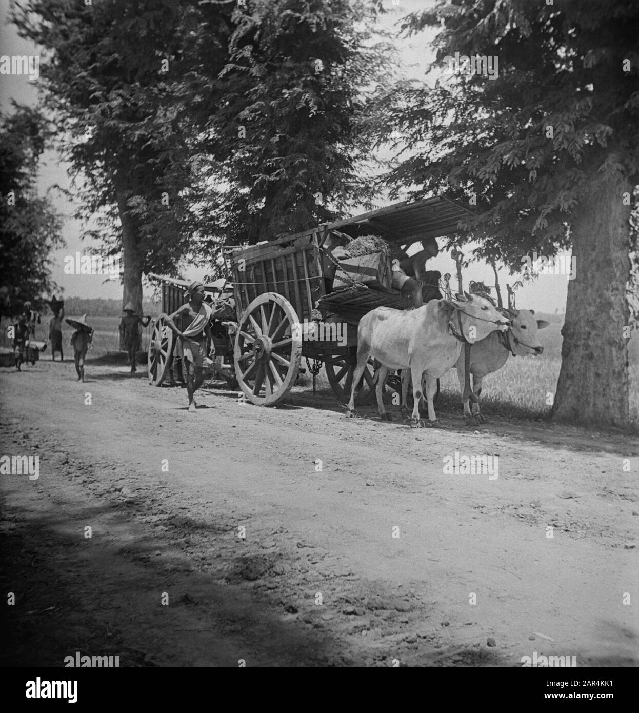 Riparazione della serratura distrutta un carrello disegnato da 2 carrelli Data: 1947/03/01 luogo: Indonesia, Indie Orientali Olandesi Foto Stock