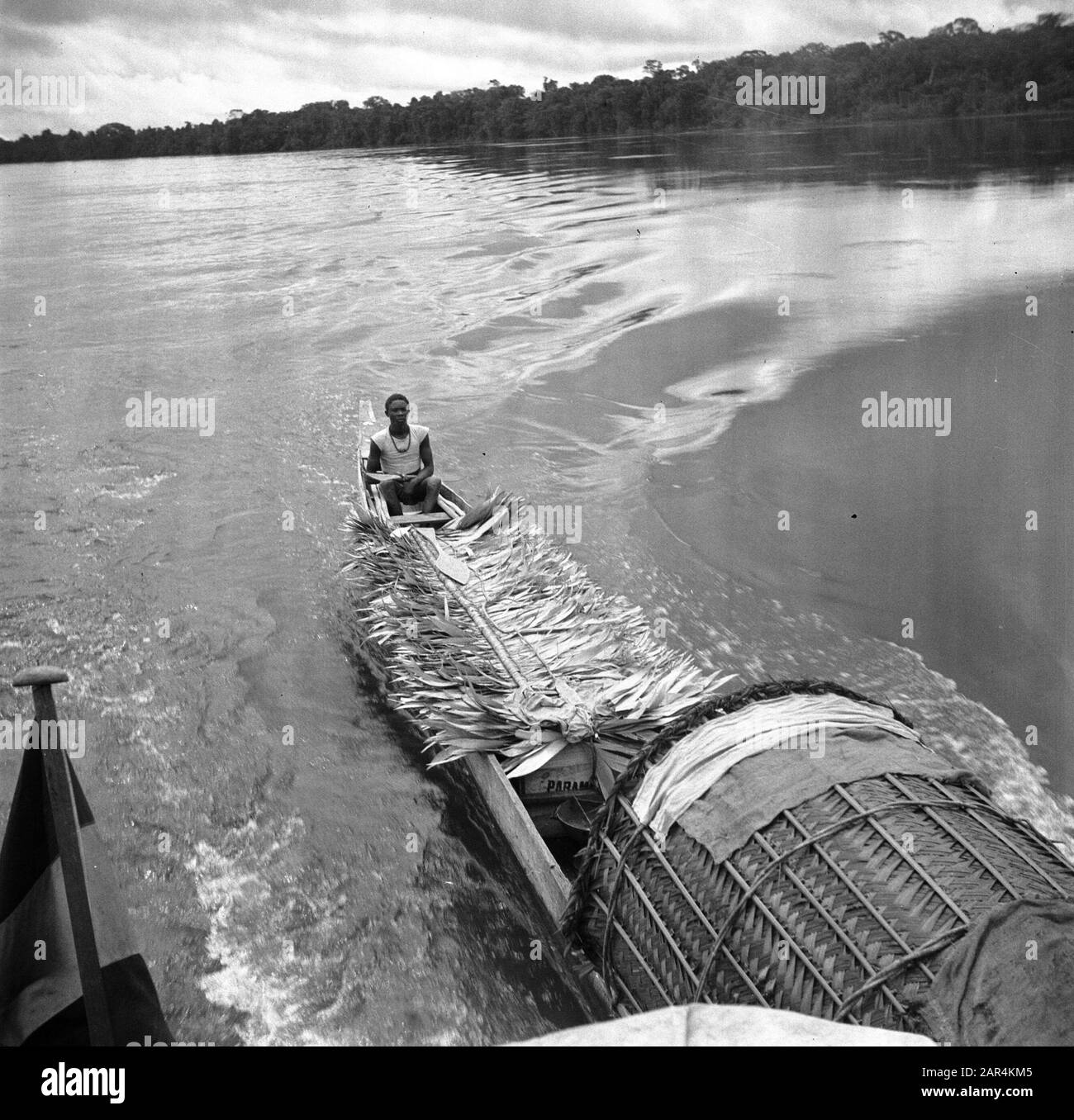 Viaggio a Suriname e Antille Olandesi UN corallo con foglie di palma sul Marowijnerivier Data: 1947 luogo: Marowijne, Suriname Parole Chiave: Popolazione indigena, palme, fiumi, navi Foto Stock