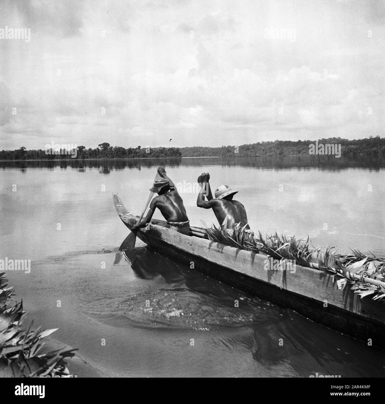 Viaggio a Suriname e le Antille olandesi UNA korjaal sul Marowijnerivier vicino Langetabbetje Data: 1947 Località: Langatabbetje, Marowijne, Suriname Parole Chiave: Fiumi, navi Foto Stock