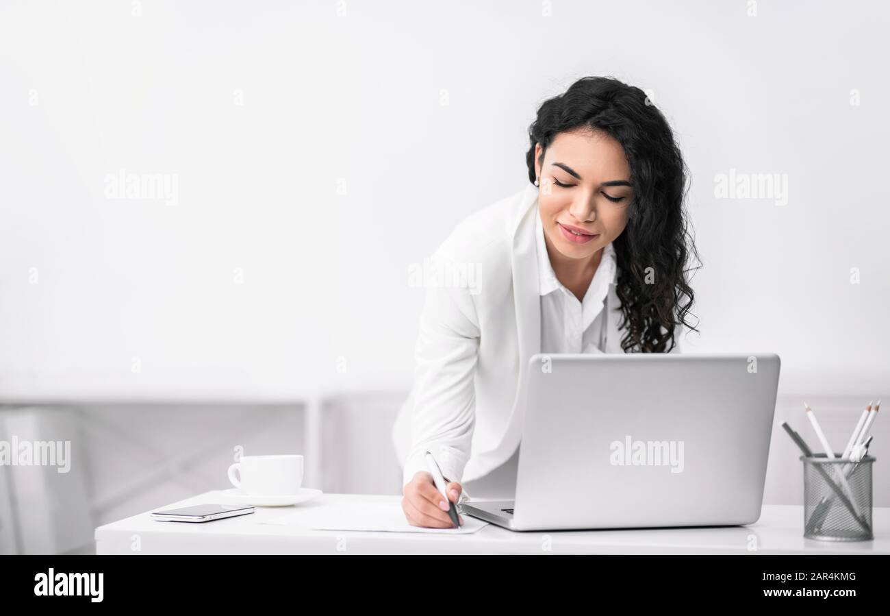 Donna brasiliana prendere alcune note e idee Foto Stock