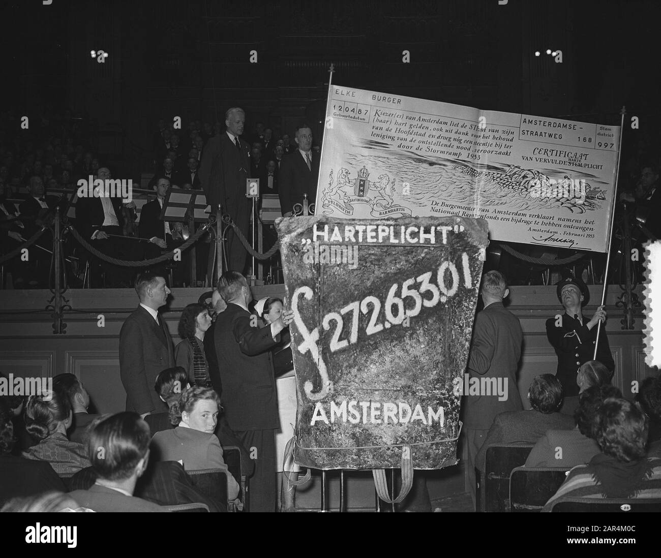 La scorsa sera della trasmissione di azioni Fiere aperte, dighe chiuse per le vittime del disastro Watersnood, dal Concertgebouw di Amsterdam Data: 28 marzo 1953 luogo: Amsterdam, Noord-Holland Parole Chiave: Azioni, soccorso, emittenti, radio, disastri Nome dell'istituzione: Concertgebouw Foto Stock