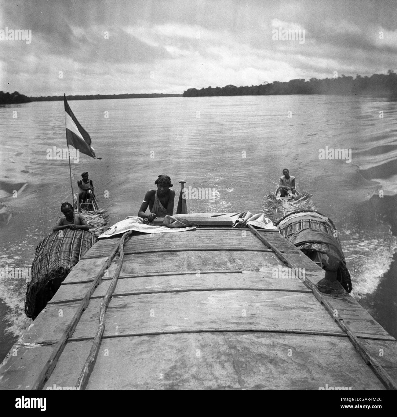 Viaggio a Suriname e Antille Olandesi UNA nave passeggeri e korjals sul Marowiivier vicino Albina Data: 1947 posizione: Albina, Marowijne, Suriname Parole Chiave: Popolazione indigena, fiumi, navi Foto Stock