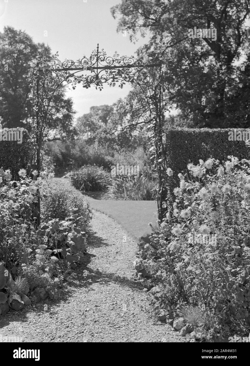 Shoppenhanger Manor a Maidenhead un percorso nel giardino del maniero Shoppenhanger Manor Annotation: Il maniero è di proprietà di MR. Smith of Fortnum & Mason Data: Unated Location: England, Maidenhead Parole Chiave: Case di campagna, giardini Foto Stock