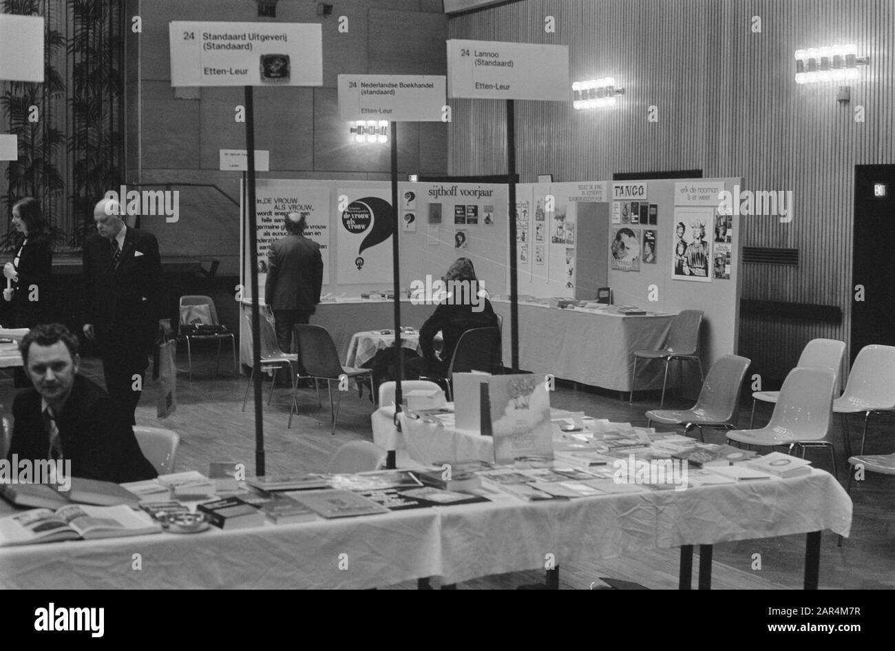 Informazioni Fiera 'Fresh of the Press' a Krasnapolsky uno stand alla fiera Data: 6 Febbraio 1974 Località: Amsterdam, Noord-Holland Parole Chiave: Fiere, libri Nome dell'istituzione: Krasnapolsky Foto Stock