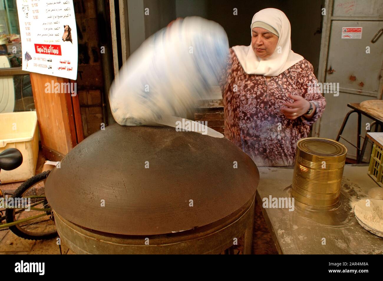 Arab pitta maker nel mercato Acco, Israele Foto Stock