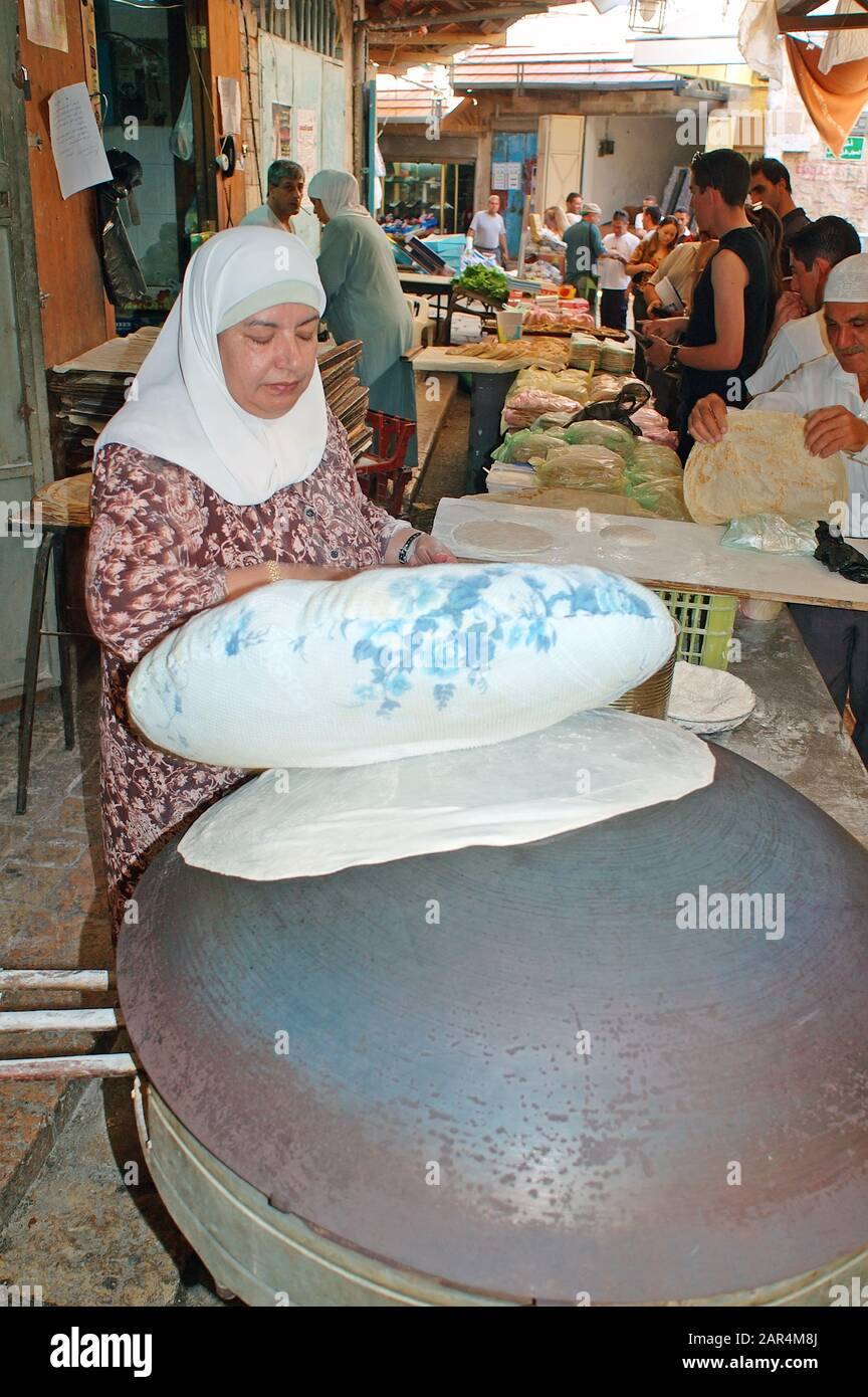 Arab pitta maker nel mercato Acco, Israele Foto Stock