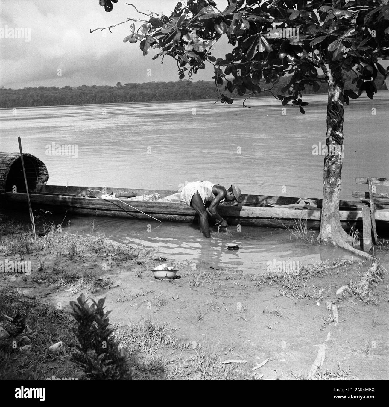 Viaggio a Suriname e Antille Olandesi UNA donna lavaggio piatti nel Marowijnerivier Data: 1947 luogo: Marowijne, Suriname Parole Chiave: Popolazione indigena, fiumi, navi Foto Stock