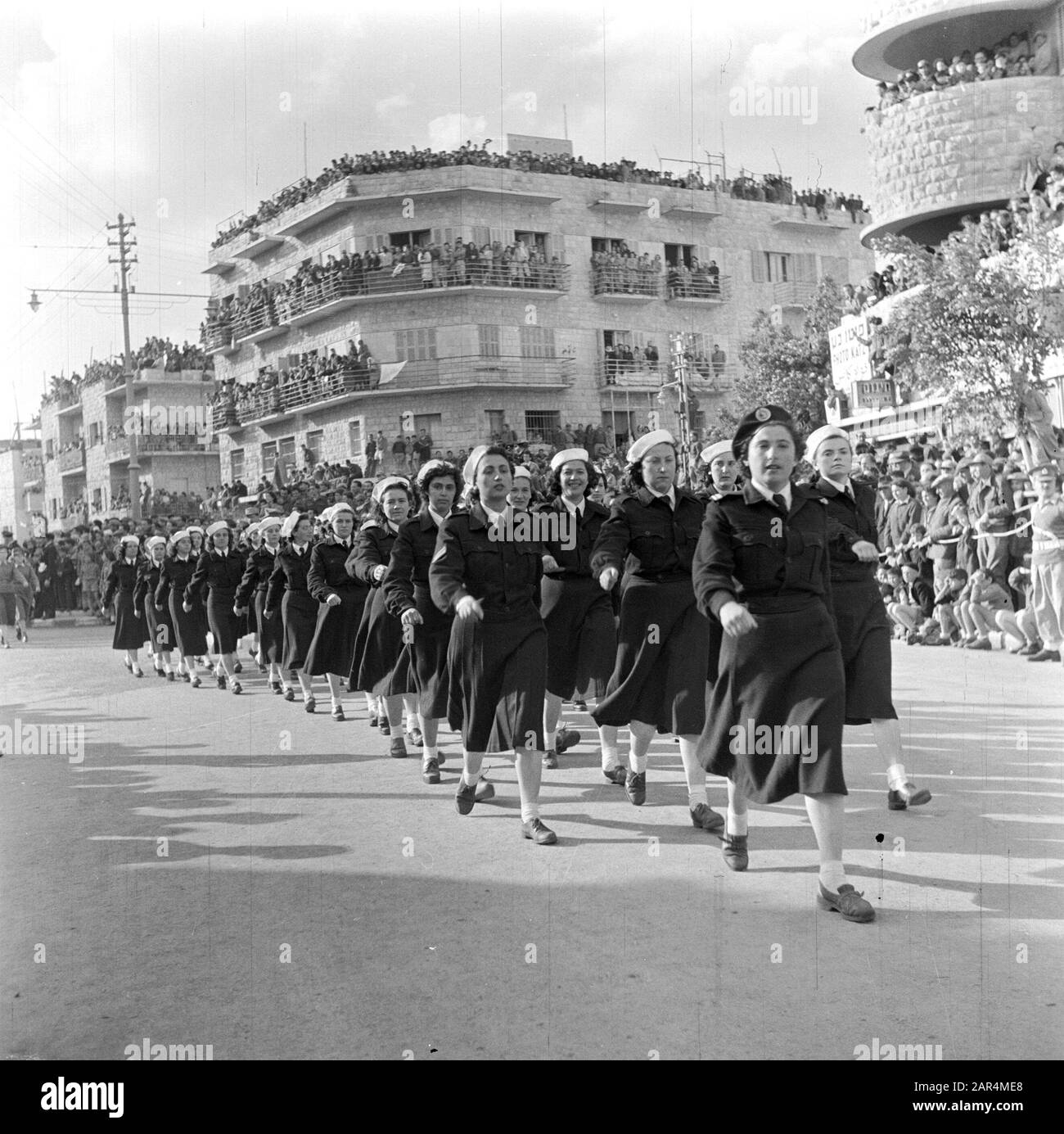 Israele 1948-1949: Haifa. Unità di personale navale femminile durante la sfilata militare a Haifa in occasione del primo anniversario dell'indipendenza di Israele del 15 maggio 1949. Foto Stock