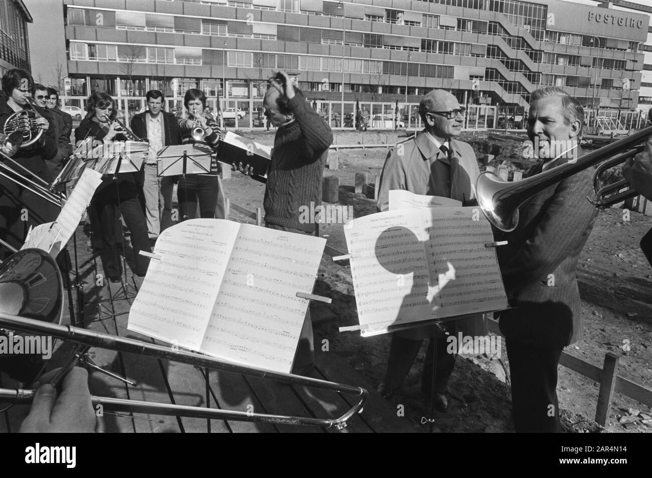 Prima pila per il nuovo conservatorio all'Aia, dal segretario di Stato Klein; Klein e ministro Van Doorn con musicisti Data: 7 aprile 1976 Località: L'Aia, Zuid-Holland Parole Chiave: ContrerATORIES, Segretario di Stato, Ministri Foto Stock
