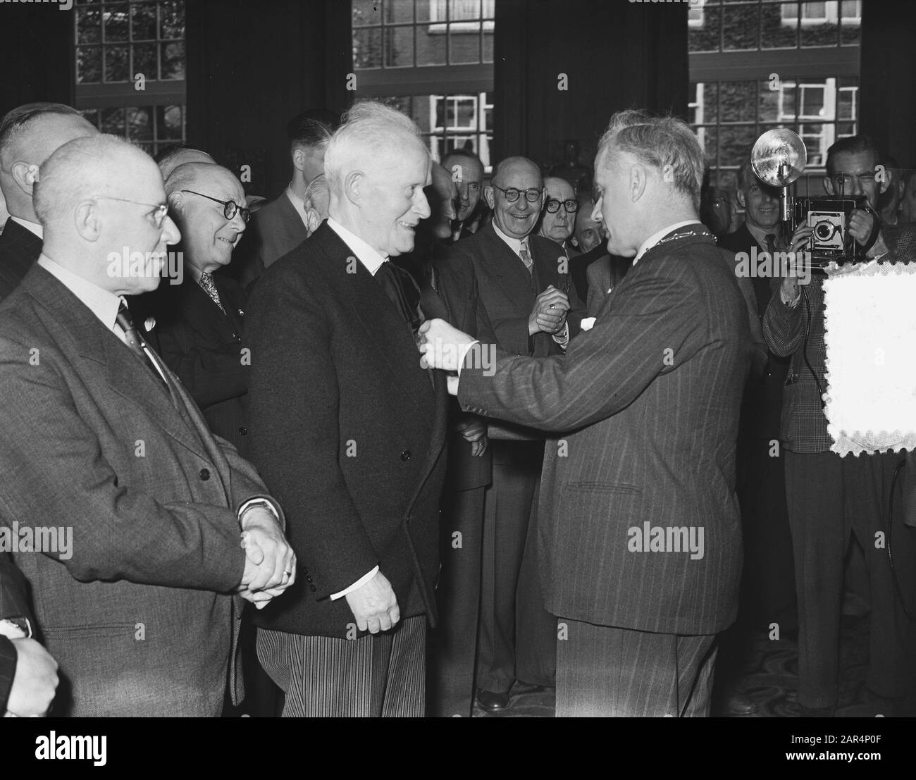 Premi del sindaco Di Amsterdam Ordine di Oranje Nassau a Fred. Roeske Data: 3 Giugno 1953 Località: Amsterdam, Noord-Holland Parole Chiave: Premi, Sindaci Foto Stock