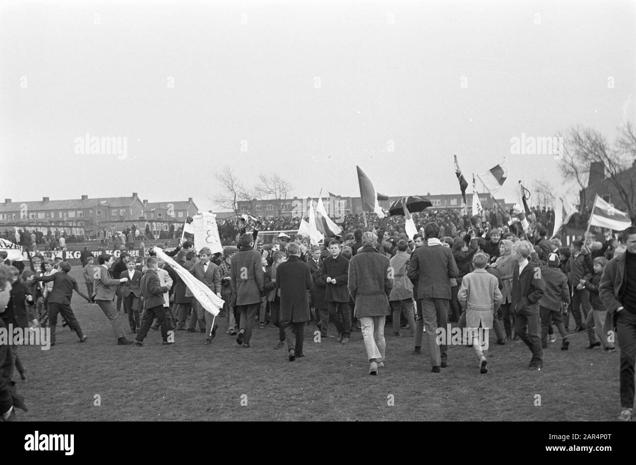 Elinkwijk contro PSV 0-0, Elinkwijk-sostenitori sul campo per celebrare Curcic Data: 8 aprile 1967 Parole Chiave: Sport, calcio Nome istituto: PSV Foto Stock