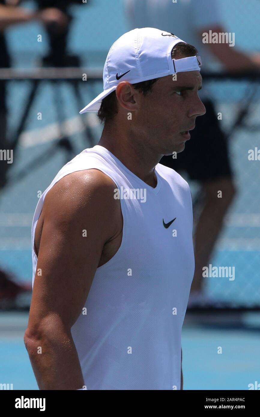 Melbourne Park, Victoria, Australia. 26th Gen 2020. Giorno sette - Rafael Nadal (Spagna) sui Tribunali Di Pratica di fronte a una folla enorme. Image Credit: Brett keating/Alamy Live News Foto Stock