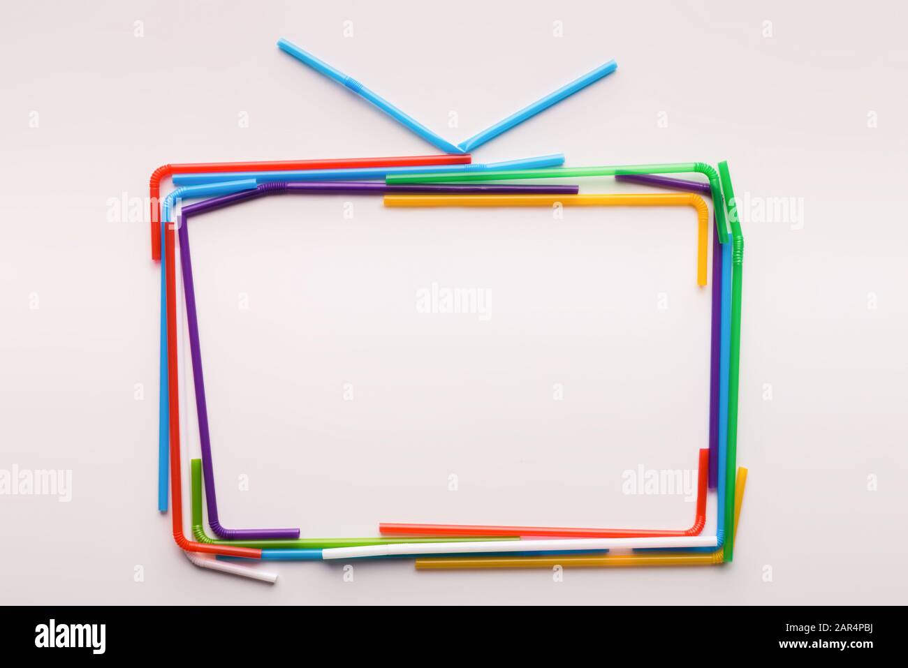 Set TV a colori con cannucce in plastica con spazio di copia all'interno Foto Stock