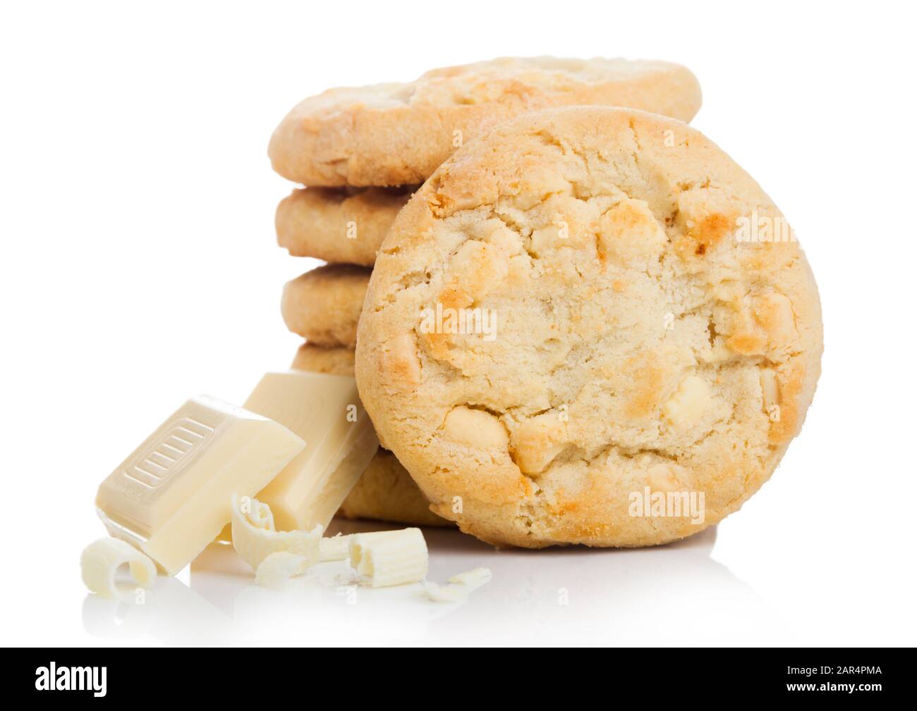 Il cioccolato bianco Biscotti biscotto con blocchi di cioccolato e riccioli su bianco. Foto Stock