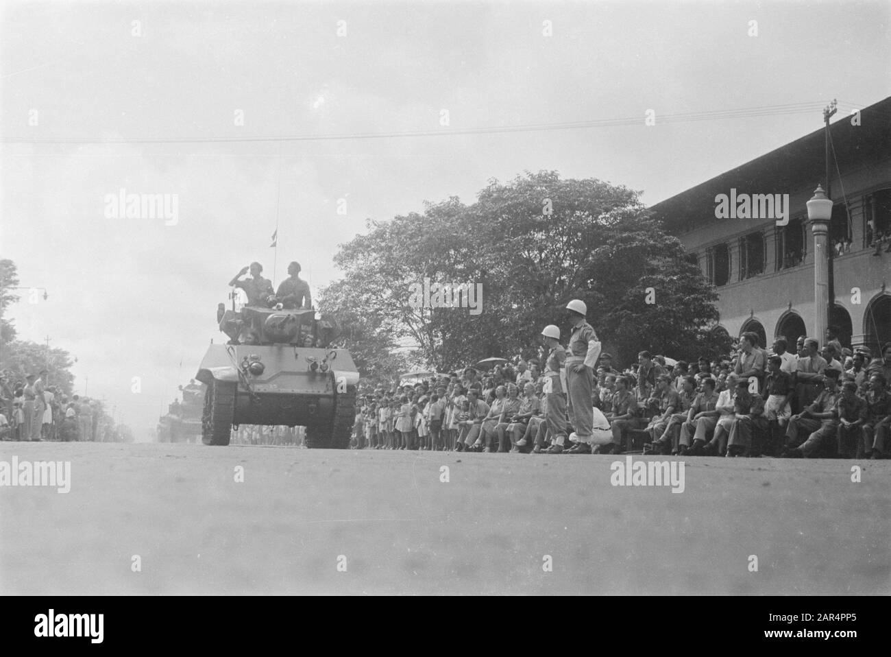 Parata a Bandoeng il compleanno della principessa Juliana Squadron Battle Cars KNIL Data: 30 aprile 1947 posizione: Bandung, Indonesia, Indie Orientali Olandesi Foto Stock