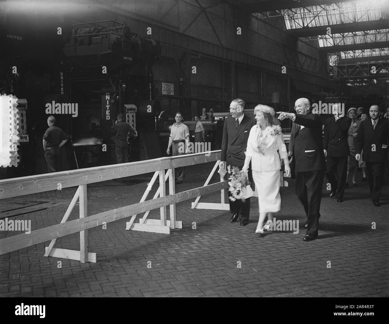 Visita guidata di H. M. in fabbrica. Informazioni A. H. Ingenhousz (a destra) e Professor Dr. P. Kreukeniet (a sinistra) Data: 25 giugno 1953 luogo: Noord-Holland, Velsen Parole Chiave: Informazioni, fabbriche, visite guidate Nome personale: Ir A. H. Ingenhousz, Juliana, regina, Kreukeniet Foto Stock