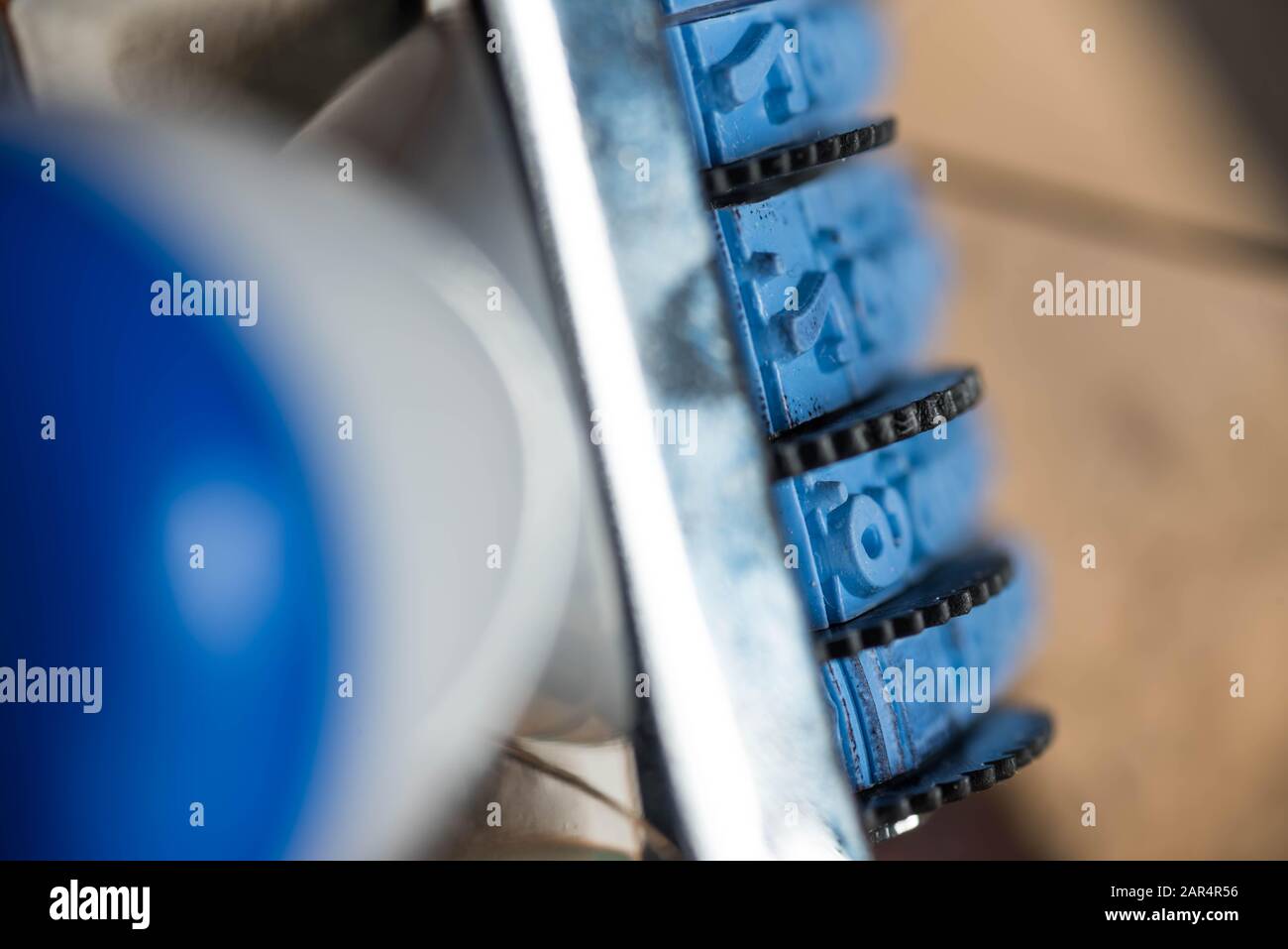 Una data stampigliata in gomma blu. Primo piano macro shot. Foto Stock