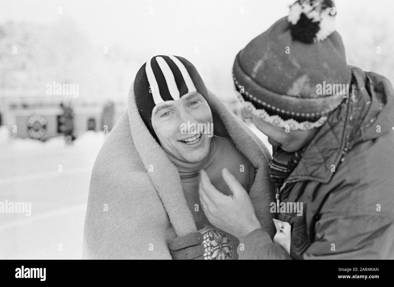European Skating Championships in Lathi, Finlandia, Lees blanket om hoofd, Right De Graaf Data: 29 gennaio 1967 Località: Finlandia Parole Chiave: SKATSKAMPIES Nome utente: Kees Verkerk Foto Stock