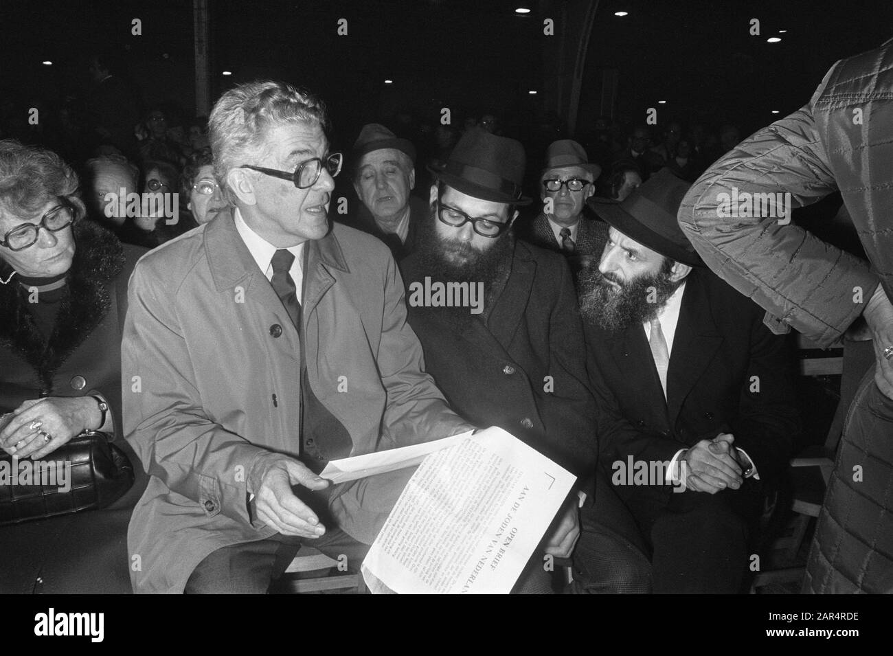 Solidarietà europea con Israele in RAI ad Amsterdam; Thomassen (ex sindaco di Rotterdam) durante l'evento Data: 1 dicembre 1974 Località: Amsterdam, Noord-Holland Parole Chiave: Sindaci, eventi, solidarietà Nome personale: Thomassen, Wim Foto Stock