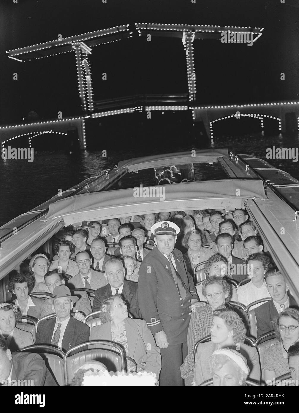 Crociera illuminati canali ed edifici Amsterdam sfondo Skinny Bridge Data: 4 luglio 1953 posizione: Amsterdam, Noord-Holland Parole Chiave: Cachen, Cruises Foto Stock