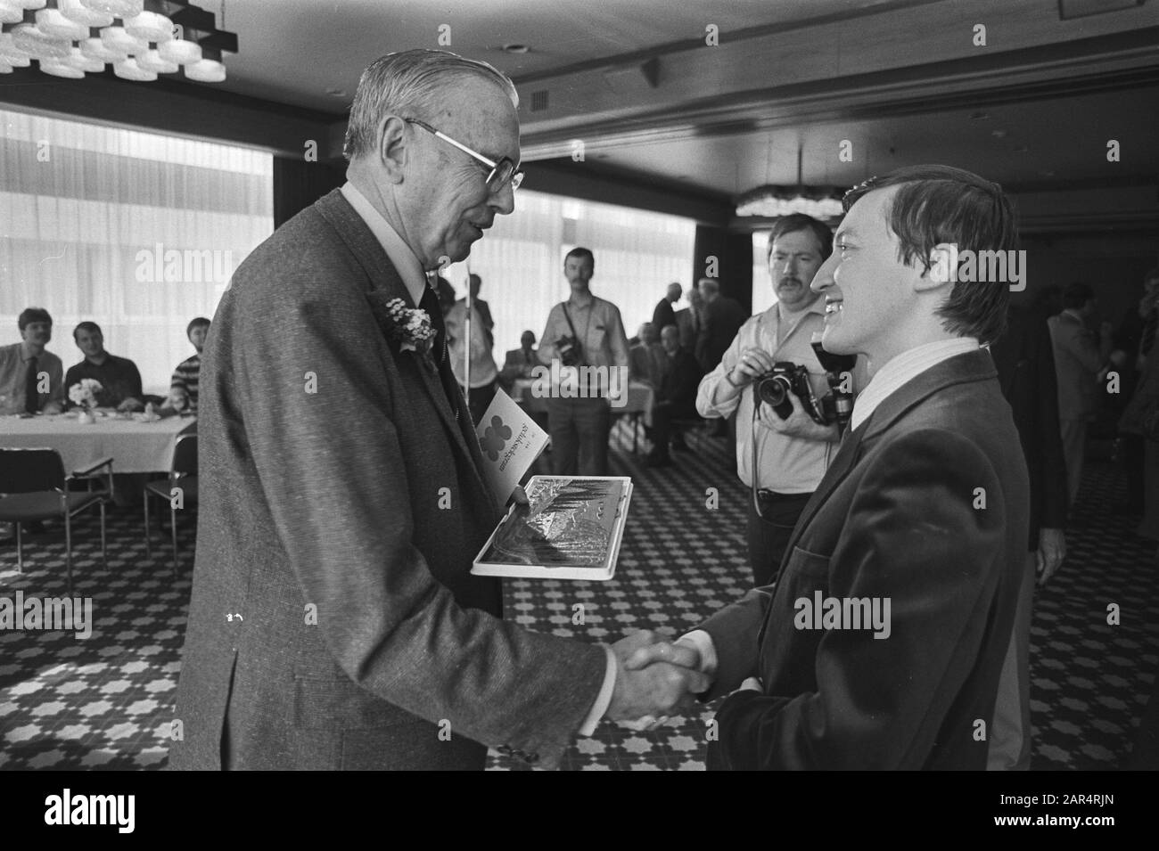 Reception in A'damse Cresthotel t.g.v. il 80th compleanno ex campione del mondo scacchi dr. Max Euwe E Karpov Data: 20 Maggio 1981 Parole Chiave: Scacchi, Ricevimenti Nome Personale: Cresthotel, Euwe, Max, Karpov, Anatoli Foto Stock