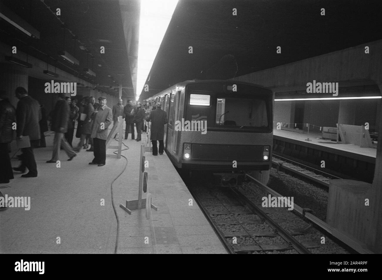 Escursione in metropolitana; sulla stazione di piattaforma Weesperplein Data: 3 Febbraio 1977 Località: Amsterdam, Noord-Holland Parole Chiave: Stazioni Foto Stock