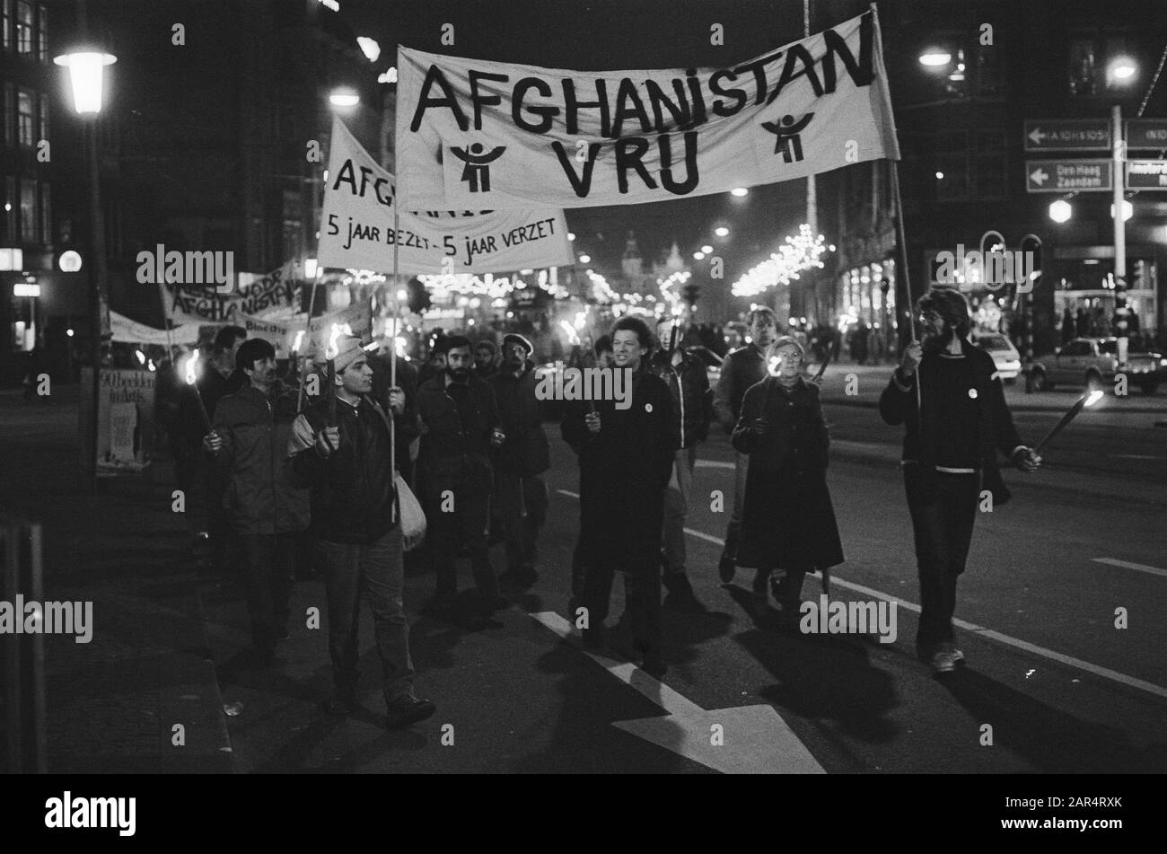 Fiaccolata parata ad Amsterdam contro occupazione Afghanistan Data: 27 Dicembre 1984 luogo: Amsterdam, Noord-Holland Parole Chiave: Dimostrazioni, sfilate torchlight Foto Stock