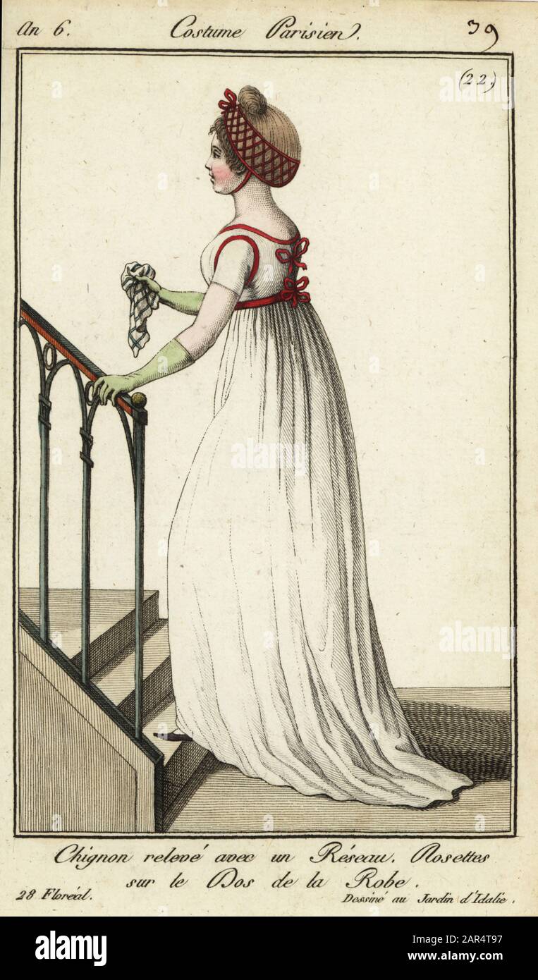 Donna alla moda in un giardino di piacere, 1798. I suoi capelli in un subbon sollevato all'interno di una rete. Abito con archi sul retro. Il Jardin d’Idalie fu un giardino di piacere aperto dal 1794 con balli quotidiani. 25 Maggio 1798. 20 Floréal An 6. Chignon relevé avec un Réseau, rosette sur le dos de la robe. Dessiné au Jardin d’Idalie. Incisione su copperplate colorata a mano di Journal des Modes et Dames di Pierre de la Mesangere, Parigi, 1798. Le illustrazioni del volume 1 erano di Carle Vernet, Claude Louis Desrais e Philibert Louis Debugcourt. Foto Stock
