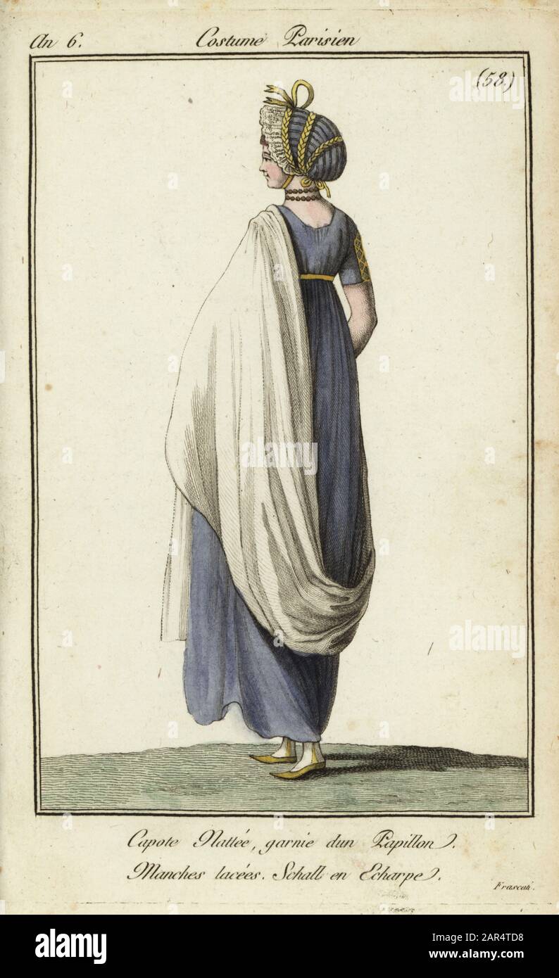 Donna alla moda in una cappa di capote al Cafe Frascati, 1798. Indossa un  cappello di capote intrecciato decorato con una farfalla. Abito in tunica  con maniche a maniche laccate, scialle indossate