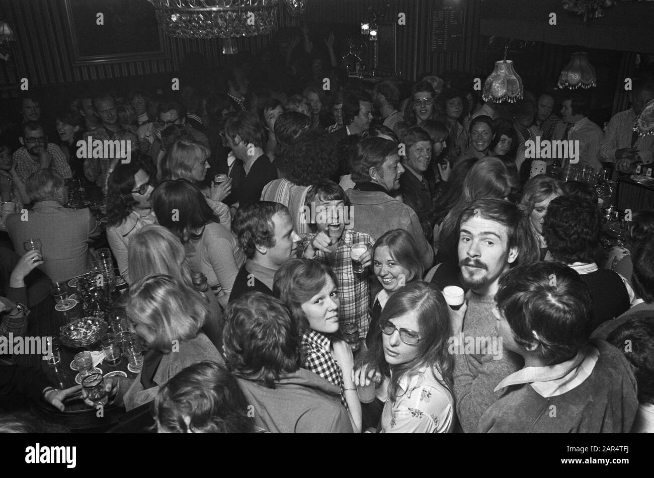 Festa Gioia ad Amsterdam dopo aver vinto Europaup da Ajax, festa al Cafe Nol Data: 30 maggio 1973 Località: Amsterdam, Noord-Holland Parole Chiave: Feste, sport, calcio Nome dell'istituzione: Europacup Foto Stock