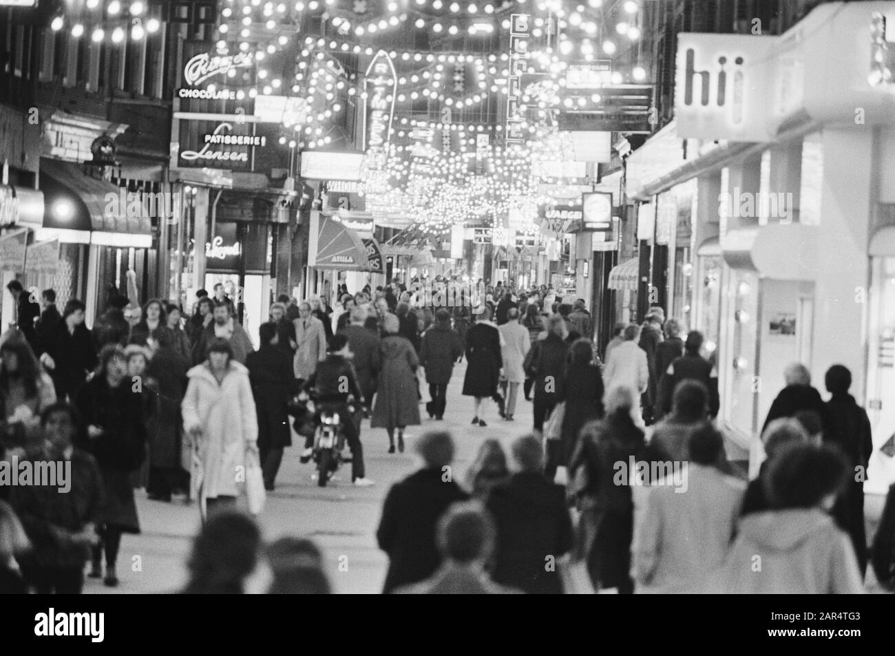 Party lit shopping Streets in Amsterdam; Kalverstraat Data: 25 Novembre 1976 posizione: Amsterdam, Noord-Holland Parole Chiave: Shopping Streets Foto Stock