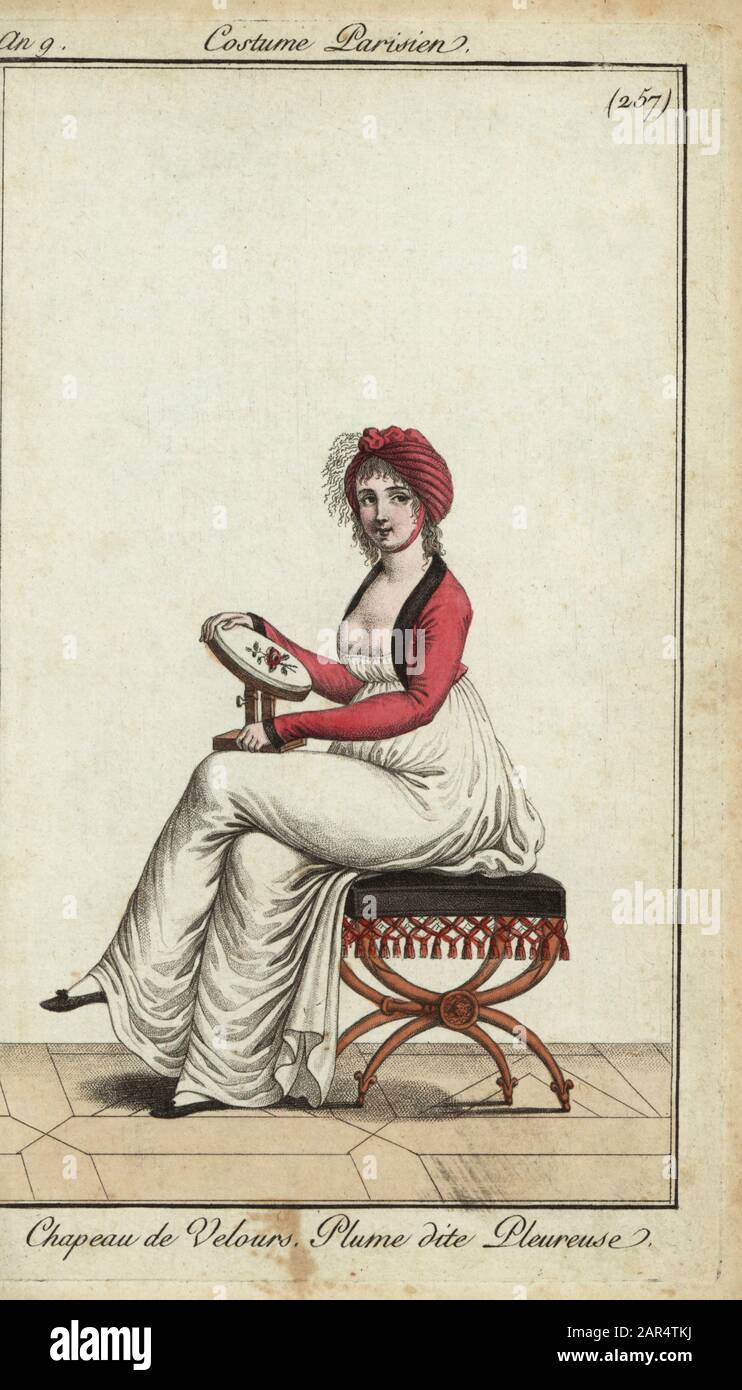 Merveilleuse o donna alla moda facendo ricamo con un cerchio, 1800. Indossa un cappello di velluto con una piuma chiamata pennacchio piangente. Abito decollete tagliato sotto i capezzoli e la giacca Spencer. Chapeau de velours. Pennacchio Pleureuse. Incisione su copperplate colorata a mano di Journal des Modes et Dames di Pierre de la Mesangere, Parigi, 1800. Le illustrazioni del volume 4 erano di Carle Vernet, Bosio, Dutailly e Philibert Louis Debugcourt. Foto Stock