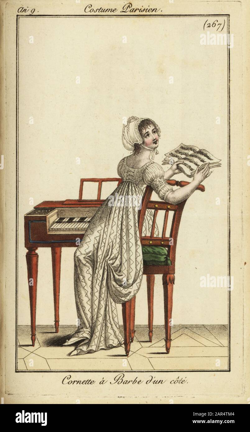 Donna alla moda che tiene la musica di foglio ad un clavicembalo, 1800. Indossa un cappello di rete con la cinghia del mento e un abito a manica corta. Cornette à Barbe d’un côté. Incisione su copperplate colorata a mano di Journal des Modes et Dames di Pierre de la Mesangere, Parigi, 1800. Le illustrazioni del volume 4 erano di Carle Vernet, Bosio, Dutailly e Philibert Louis Debugcourt. Foto Stock