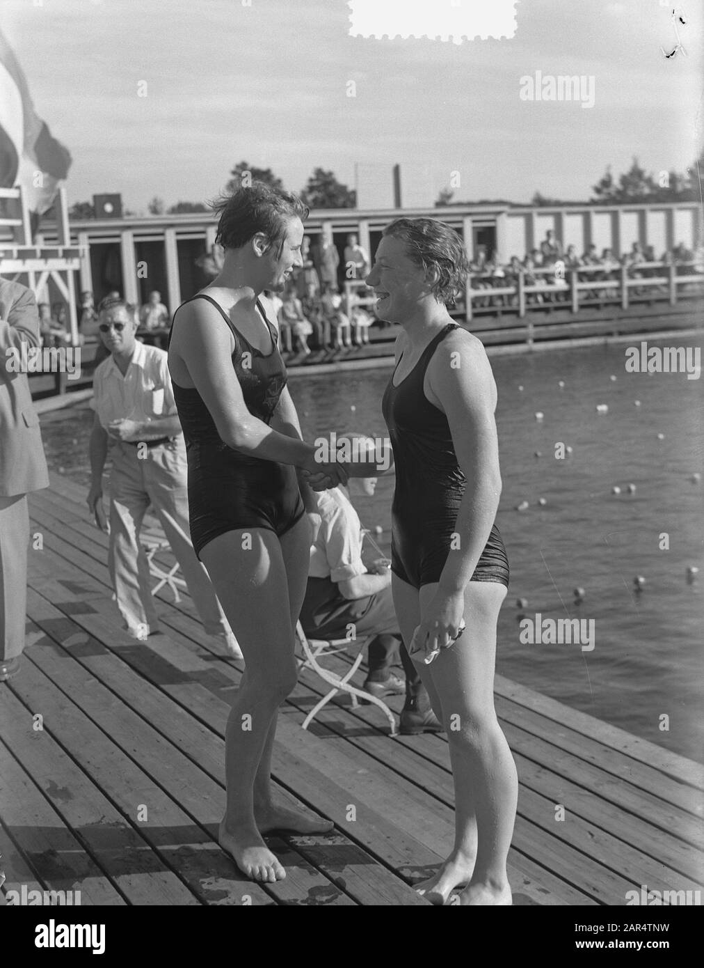Gare nazionali di nuoto a Utrecht. 1500 metri Annotazione: Due nuotatori scuotono le mani. Vincitore di destra T. van Brenk Data: 8 agosto 1953 Località: Utrecht (città) Parole Chiave: Nuoto Foto Stock