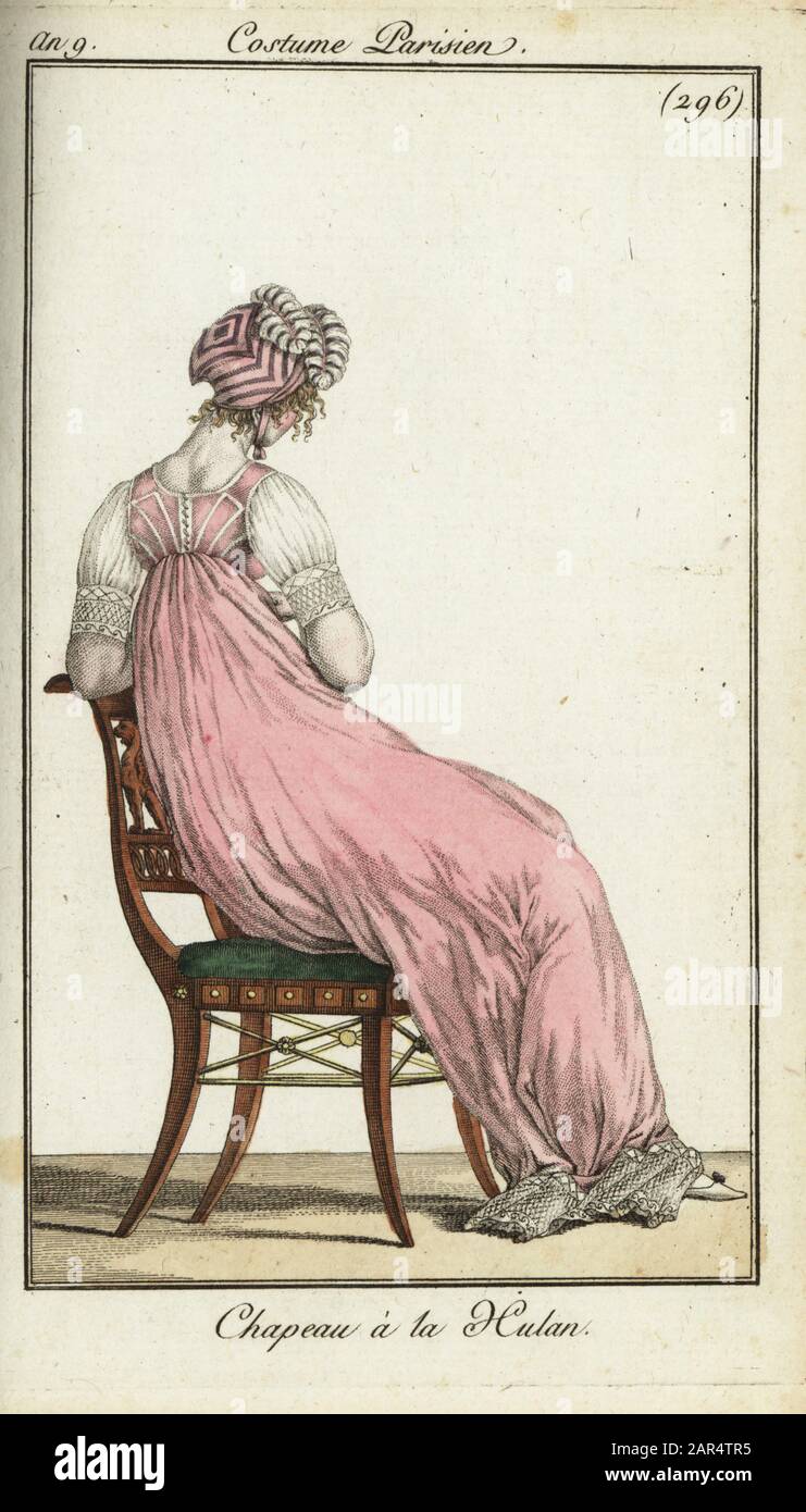 Vista posteriore della donna alla moda in un cappuccio Uhlan, 1801. Il cappello aveva una corona a forma di losanga e si girò davanti come un casco di Uhlan lancer e fu indossato dagli elegantes di Longchamps. Indossa un abito a maniche corte con vita alta. Chapeau a la Hulan. Incisione su copperplate colorata a mano di Journal des Modes et Dames di Pierre de la Mesangere, Parigi, 1801. Le illustrazioni del volume 4 erano di Carle Vernet, Bosio, Dutailly e Philibert Louis Debugcourt. Foto Stock