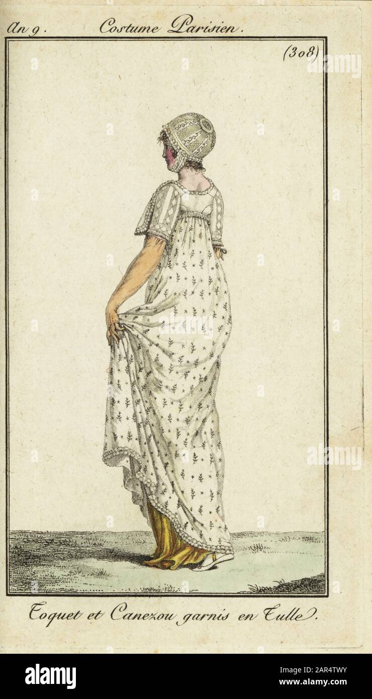 Donna alla moda con cappuccio e giacca corta, 1801. Indossa un toque e canezou su un abito floreale. Toquet et Canezou garnis en Tulle. Incisione su copperplate colorata a mano di Journal des Modes et Dames di Pierre de la Mesangere, Parigi, 1801. Le illustrazioni del volume 4 erano di Carle Vernet, Bosio, Dutailly e Philibert Louis Debugcourt. Foto Stock