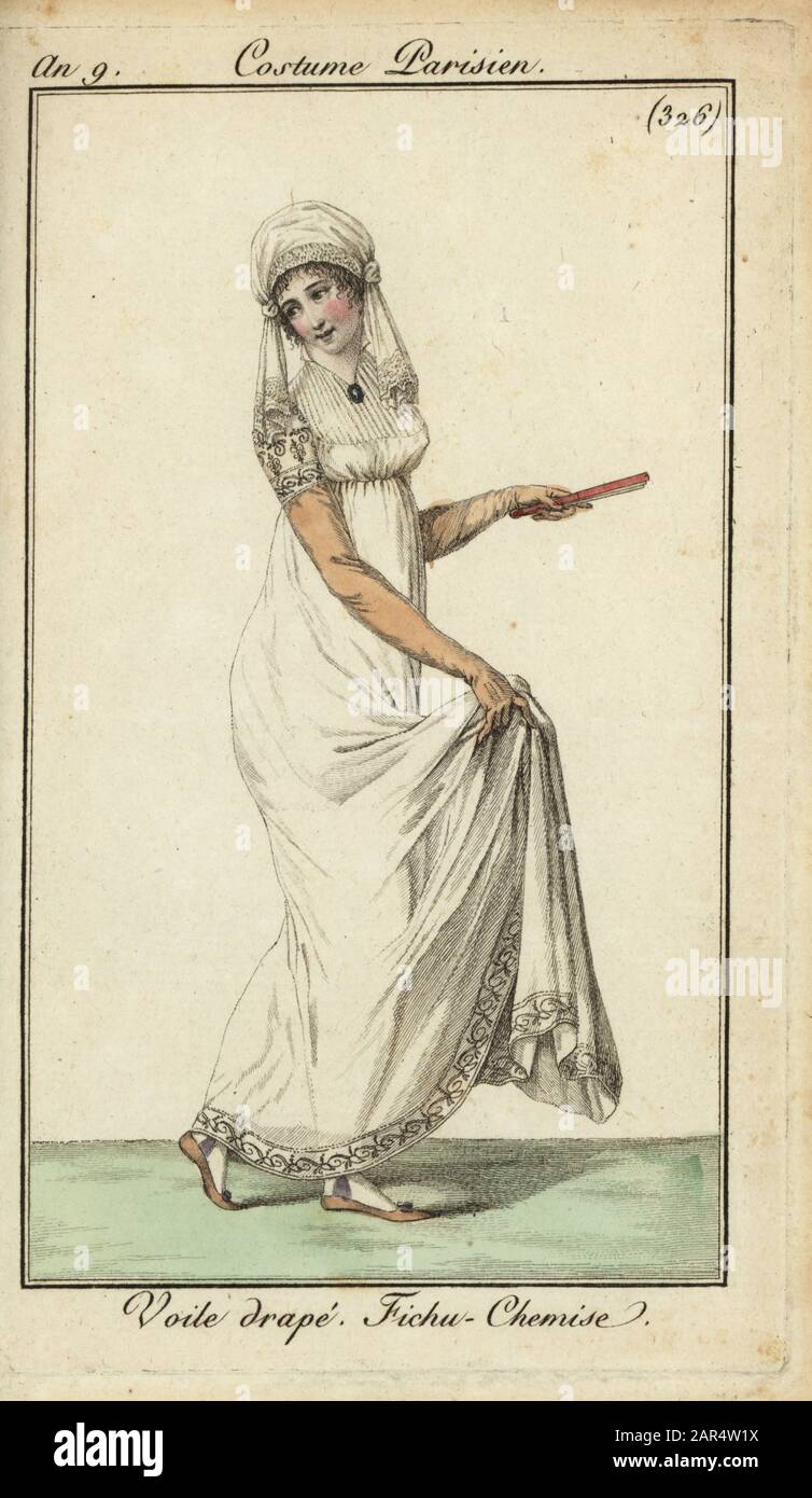 Donna alla moda in un capo velo e kerchief-abito, 1801. Drappé Voile. Fichu-Chemise. Incisione su copperplate colorata a mano di Journal des Modes et Dames di Pierre de la Mesangere, Parigi, 1801. Le illustrazioni del volume 4 erano di Carle Vernet, Bosio, Dutailly e Philibert Louis Debugcourt. Foto Stock