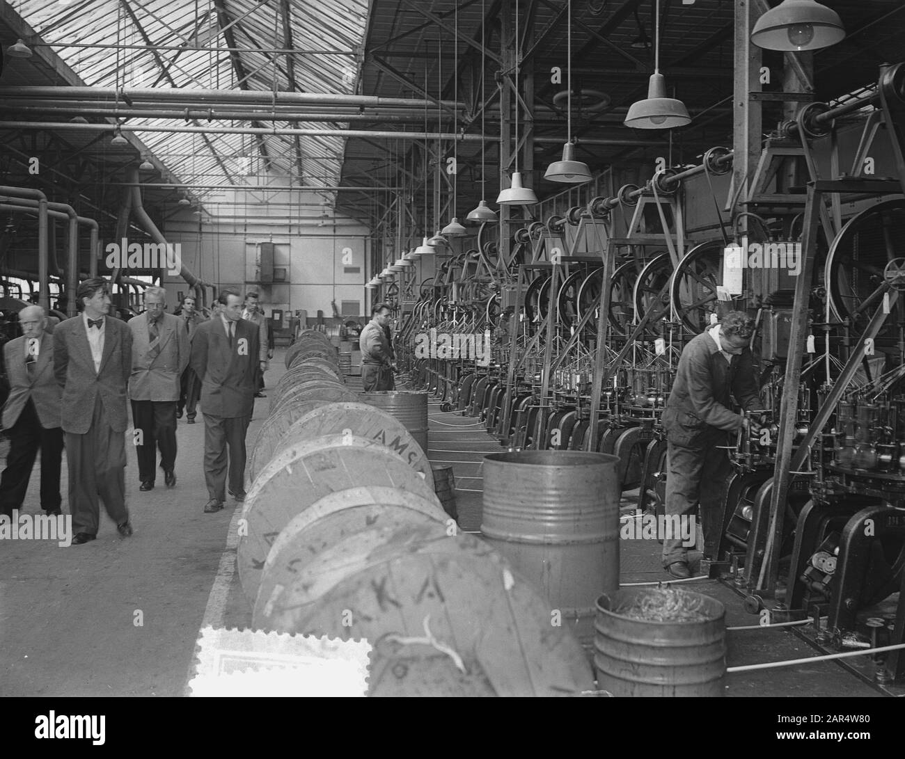 Press Excursion Ij-Tunnel Committee. [Factory hall] Data: 13 agosto 1953 Foto Stock