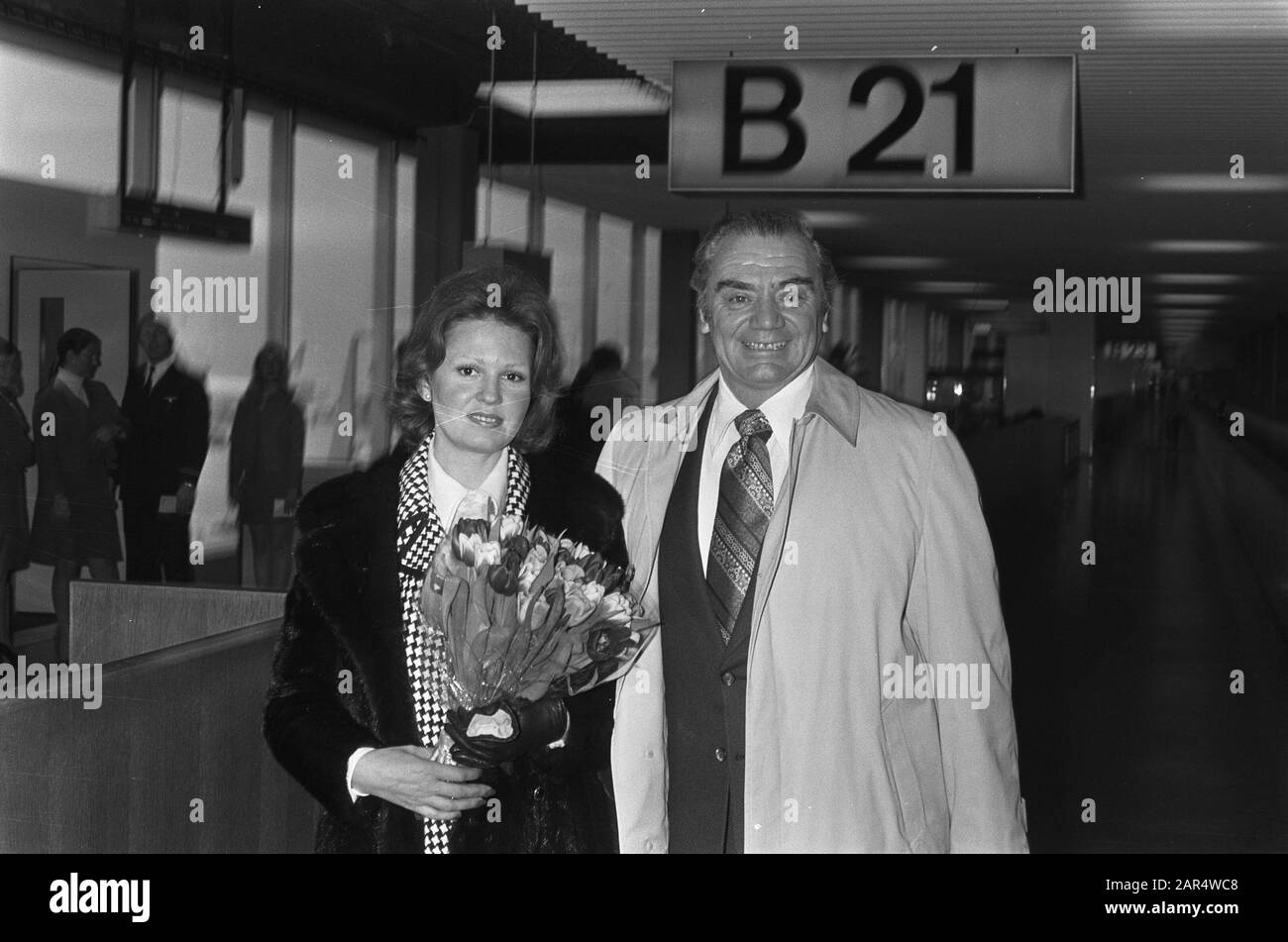 Attore Ernest Borgine e moglie a Schiphol Data: 26 gennaio 1973 Parole Chiave: Moglie, attori cinematografici, attori Foto Stock