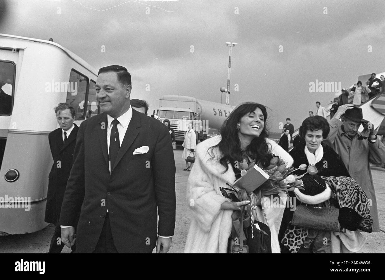 Film Star Daliah Lavi At Schiphol, Mission Columbia Data: 28 Marzo 1966 Luogo: Noord-Holland, Schiphol Parole Chiave: Film Star Nome Utente: Columbia, Daliah Lavi Foto Stock