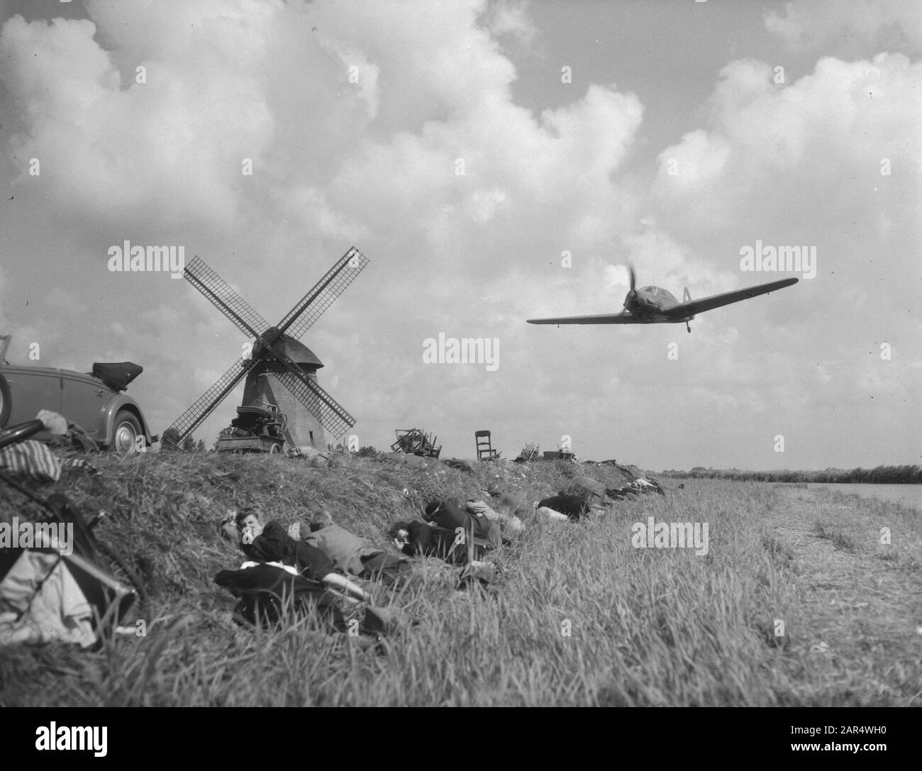 Filmopshots nel Beemster vicino Schermerhorn per L'Operazione del film Amsterdam, scena in cui un Messerschmitt attacca i rifugiati Data: 23 luglio 1958 luogo: Beemster, Schermerhorn Parole Chiave: Nomi di film, FILM, SCENE, REFIENCES, attacchi Nome istituzione: Messerschmidt Foto Stock