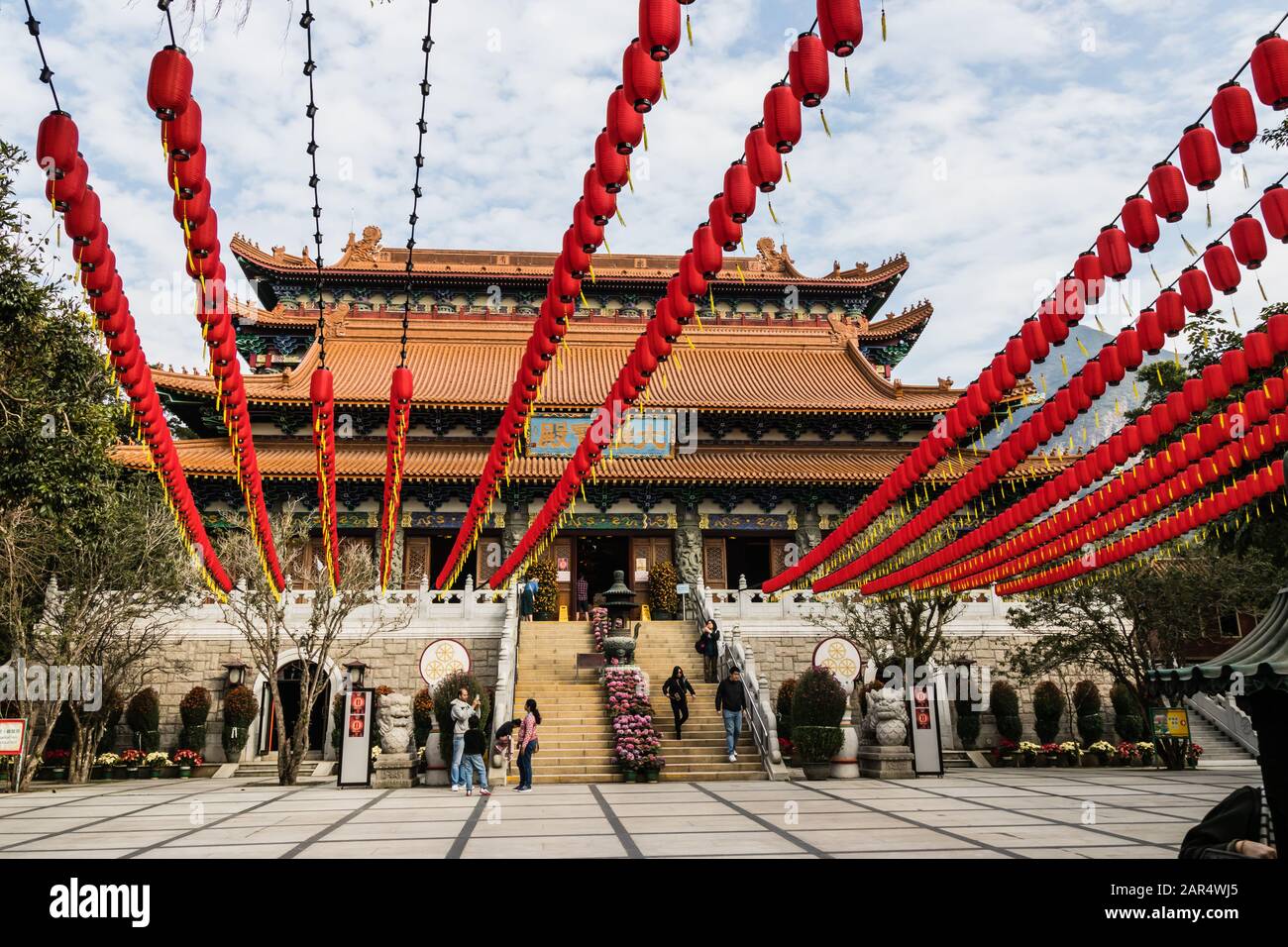 Cortile del Monastero di po Lin con decorazioni tradizionali cinesi di Capodanno e Sala del Grande Eroe, Isola di Lantau, Hong Kong Foto Stock
