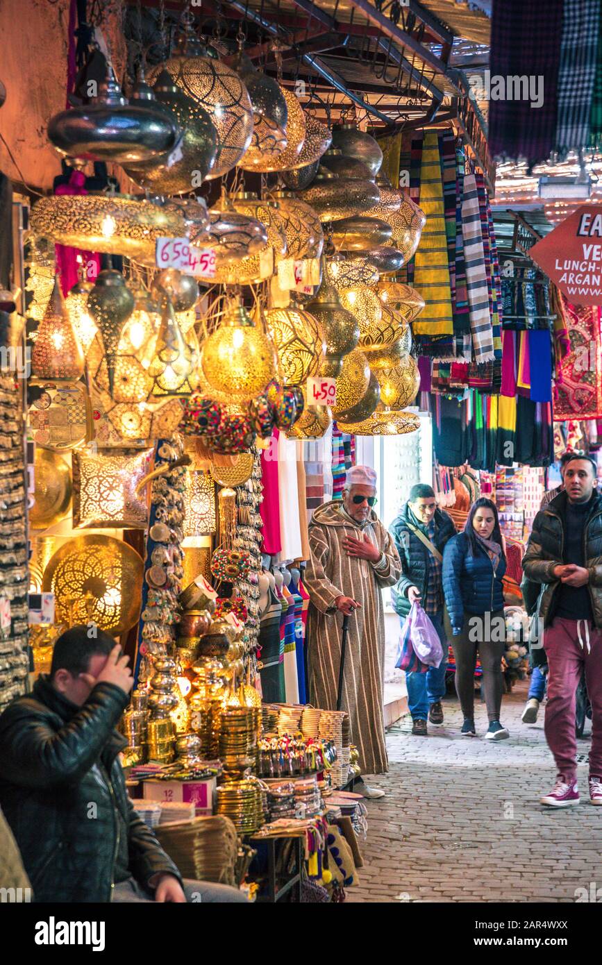 Mercato marocchino (souk) nella città vecchia (medina) di Marrakech, Marocco Foto Stock