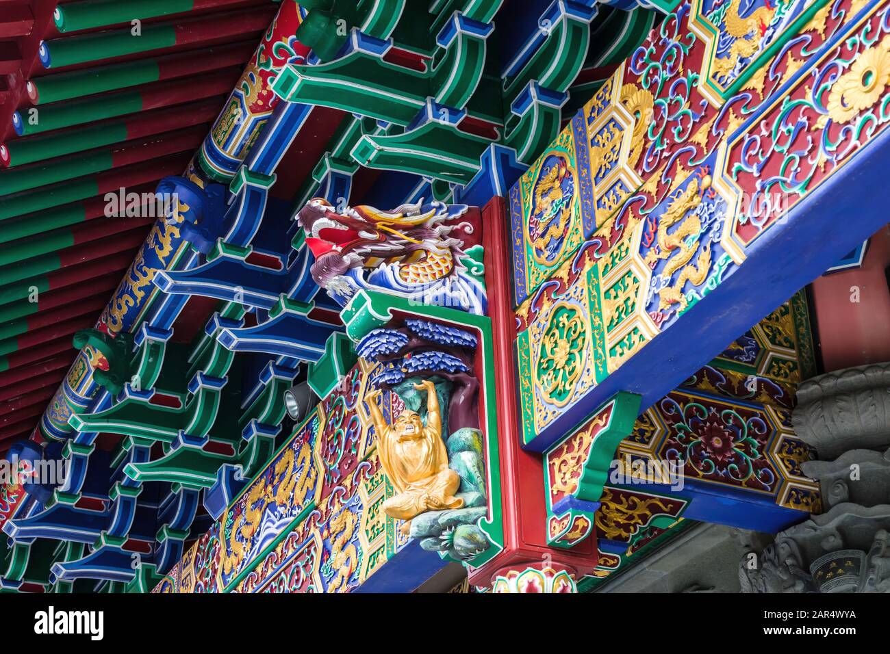 Un frammento di esterno della Grande Sala dei Ten Thousand Buddha, Monastero di po Lin, Isola di Lantau, Hong Kong Foto Stock