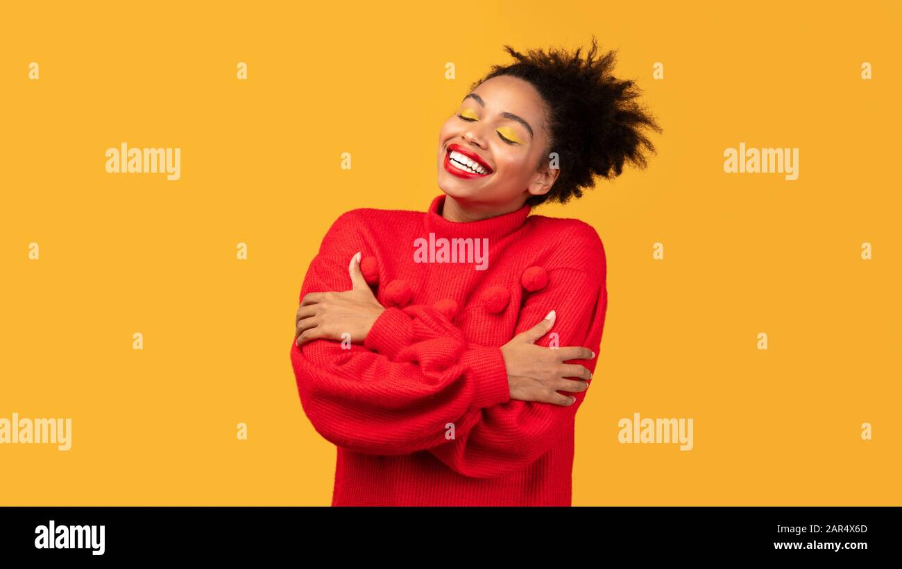 Ritratto di bella donna afro sorridente abbracciandosi Foto Stock